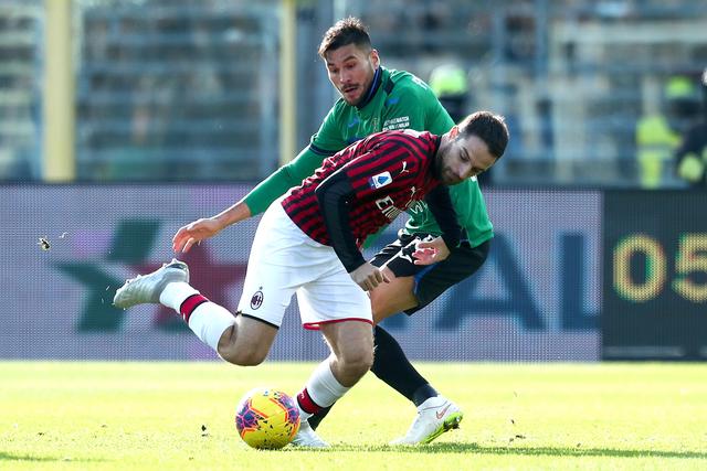 记者：本坦库尔因种族歧视孙兴慜 被英足总禁7场